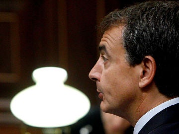 Zapatero responde a Rajoy en el Congreso