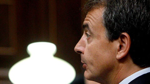 Zapatero responde a Rajoy en el Congreso