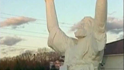 Un rayo parte una estatua de Cristo