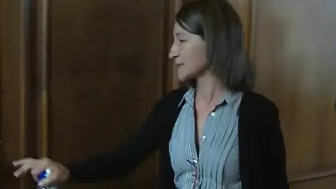 La hermana de Mari Luz Posse abandona la sala La hermana de Mari Luz Posse abandona la sala