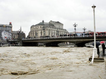 La ría de Bilbao, a punto de desbordarse