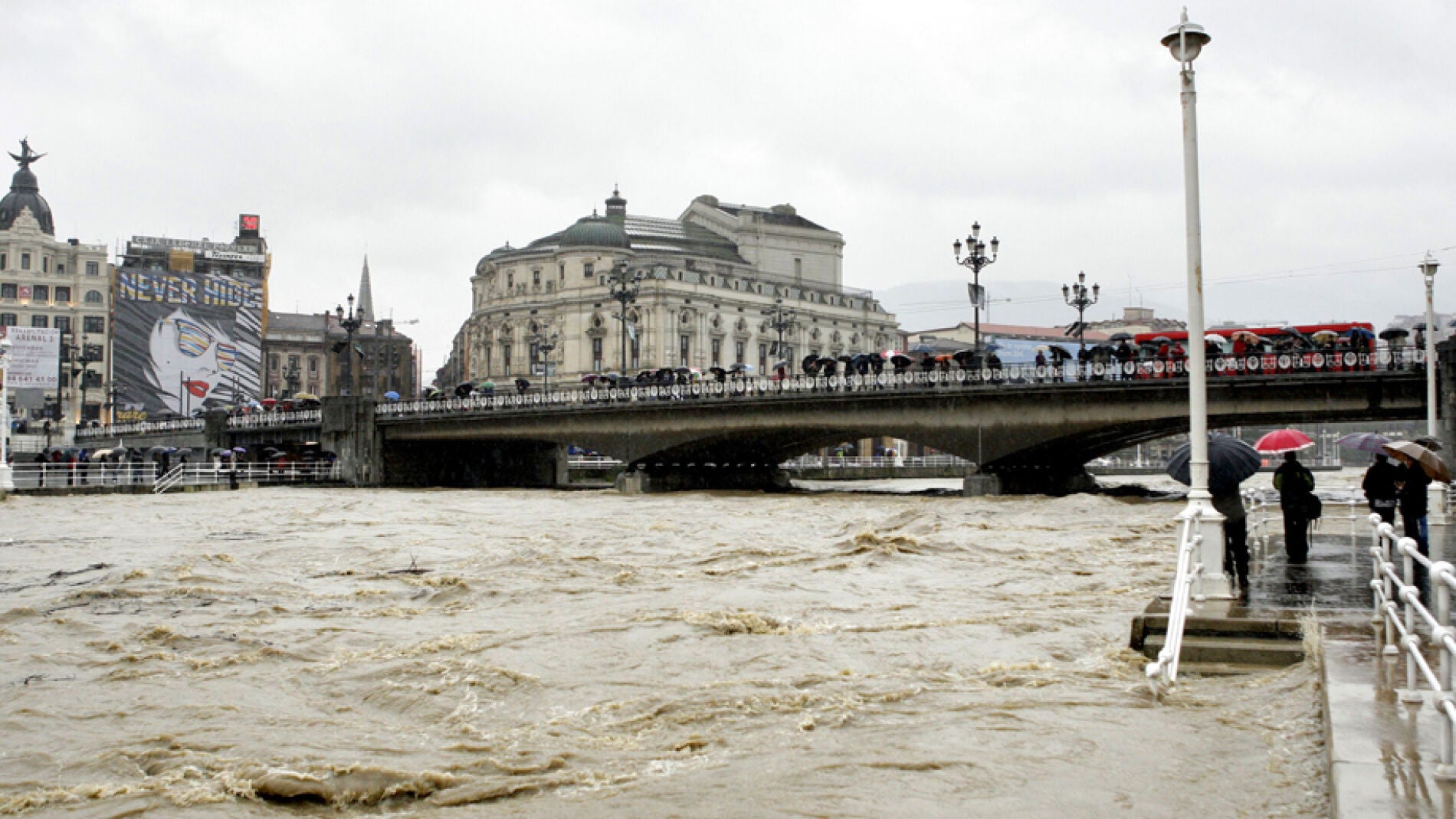 La r&iacute;a de Bilbao, a punto de desbordarse
