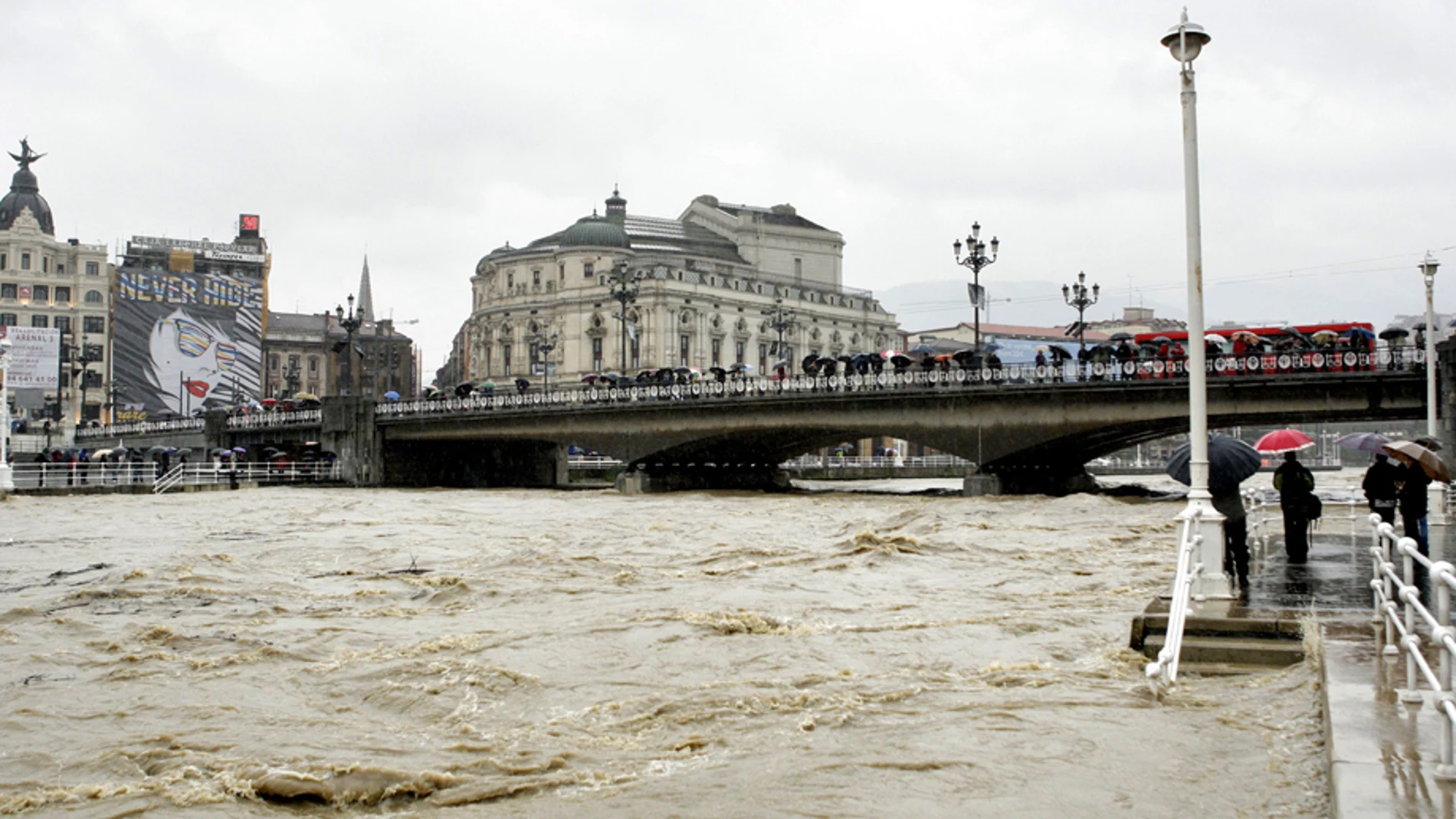 La ría de Bilbao, a punto de desbordarse La ría de Bilbao, a punto de desbordarse