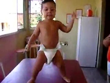 Bailando samba con dos años