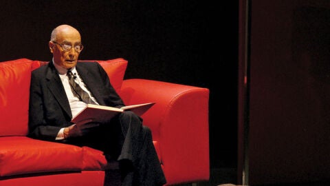 Saramago leyendo una de sus obras