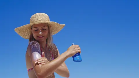 Una mujer bronceándose Una mujer bronceándose
