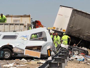 Choque entre una autocaravana y un camión en la A-62