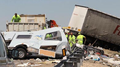 Una mujer resulta herida en el choque entre una autocaravana y un camión 