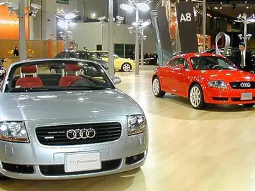 Escaparate de un concesionario de coches Escaparate de un concesionario de coches