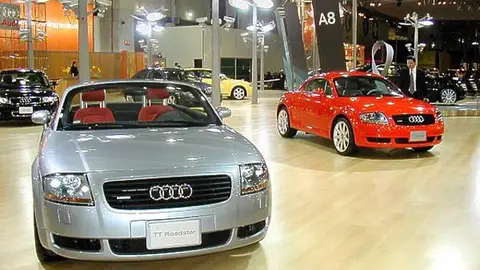 Escaparate de un concesionario de coches Escaparate de un concesionario de coches