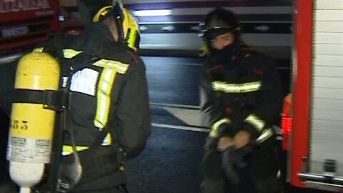 Los bomberos intervienen en el simulacro del t&uacute;nel de Mondrag&oacute;n
