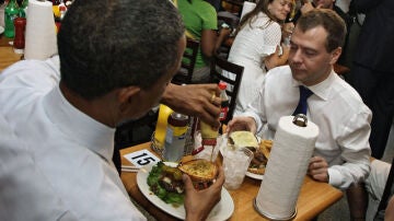 Medvedev y Obama comen una hamburguesa