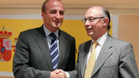 Sebastián y Montoro pactan no subir la luz Sebastián y Montoro pactan no subir la luz