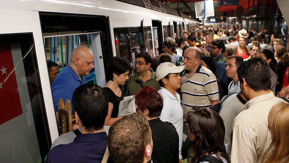 Los viajeros intentan entrar en el metro