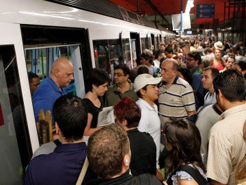 Los viajeros intentan entrar en el metro