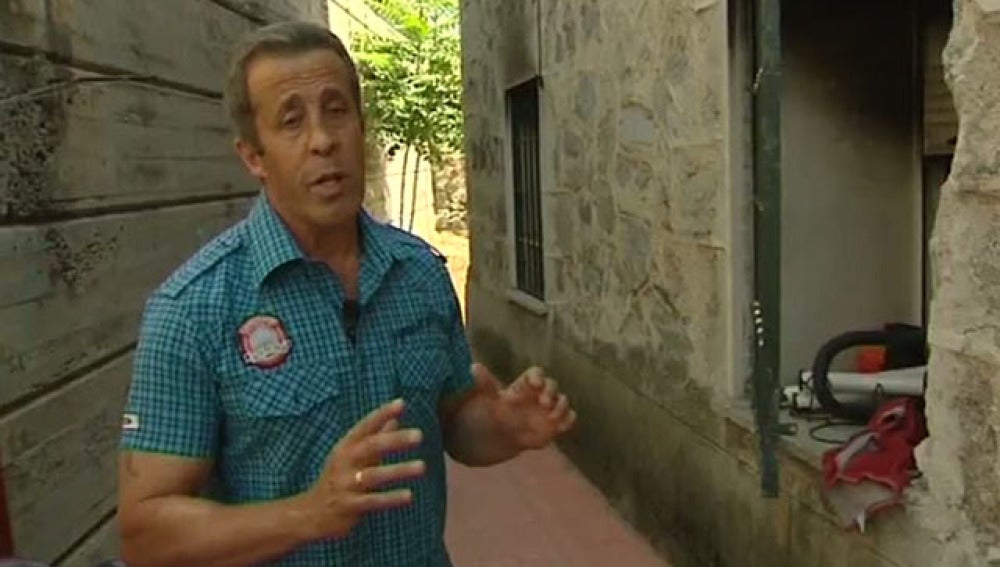 Armando Manzaneque, bombero