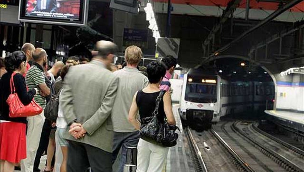 Larga espera al metro