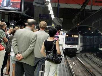 Larga espera al metro Larga espera al metro