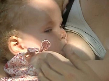 Una madre amamanta a su bebé Una madre amamanta a su bebé