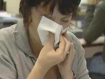 Mujer estornudando Mujer estornudando