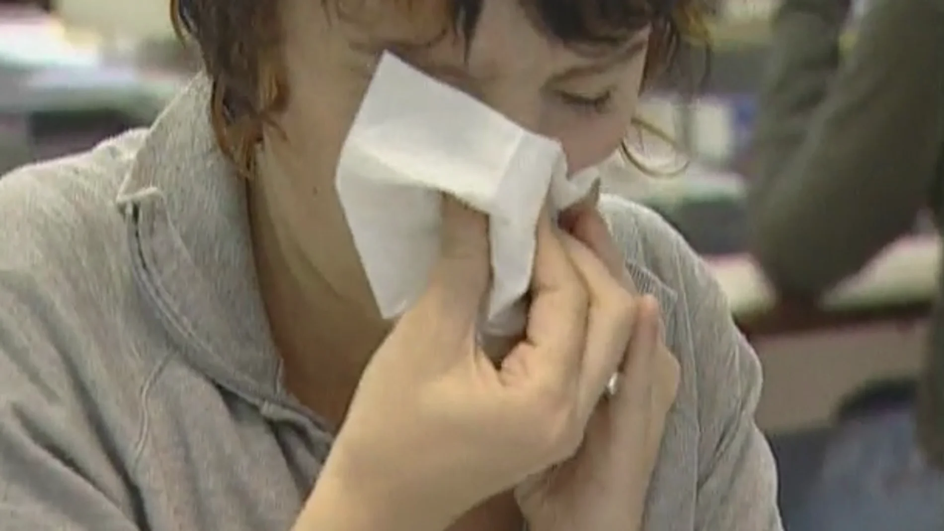 Mujer estornudando Mujer estornudando