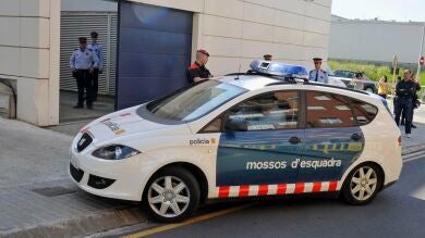 Detenido por apuñalar a una mujer e intentarlo con los agentes que lo arrestaron 