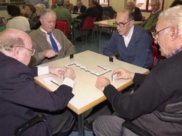 Un grupo de jubilados jugando al dominó Un grupo de jubilados jugando al dominó