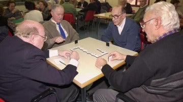 Un grupo de jubilados jugando al dominó