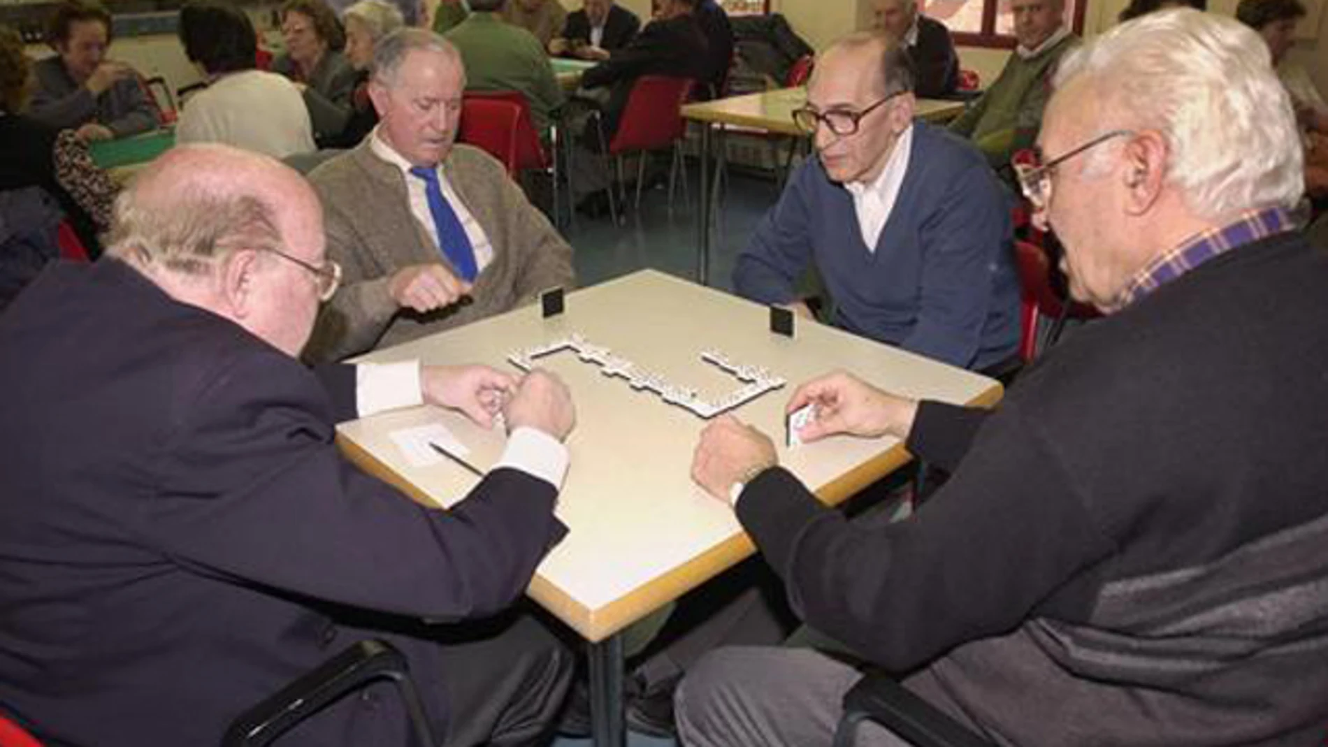 Un grupo de jubilados jugando al dominó Un grupo de jubilados jugando al dominó