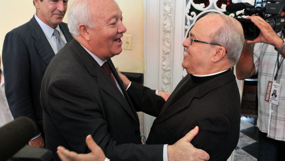 Moratinos con el cardenal cubano Sergio Ortega