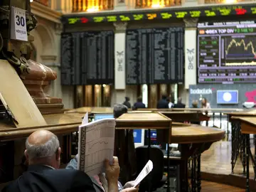 La bolsa de Madrid sigue por encima de los 10.000 puntos La bolsa de Madrid sigue por encima de los 10.000 puntos