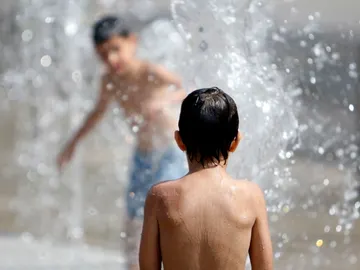 Niños se bañan para soportar el calor Niños se bañan para soportar el calor