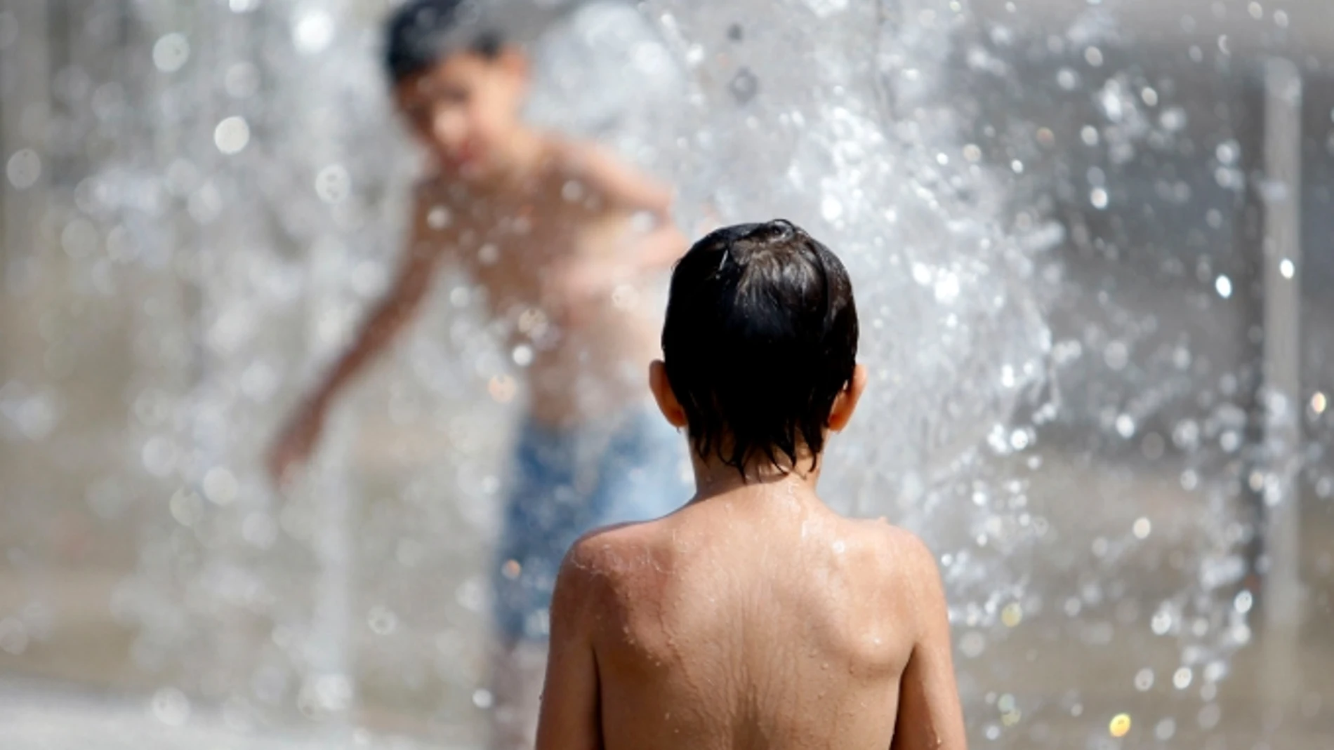 Niños se bañan para soportar el calor Niños se bañan para soportar el calor