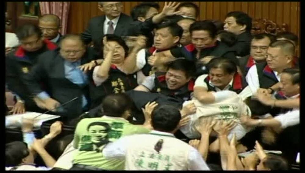 Lío en el Parlamento de Taiwán