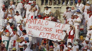 Pamplona se divide entre los toros y el fútbol