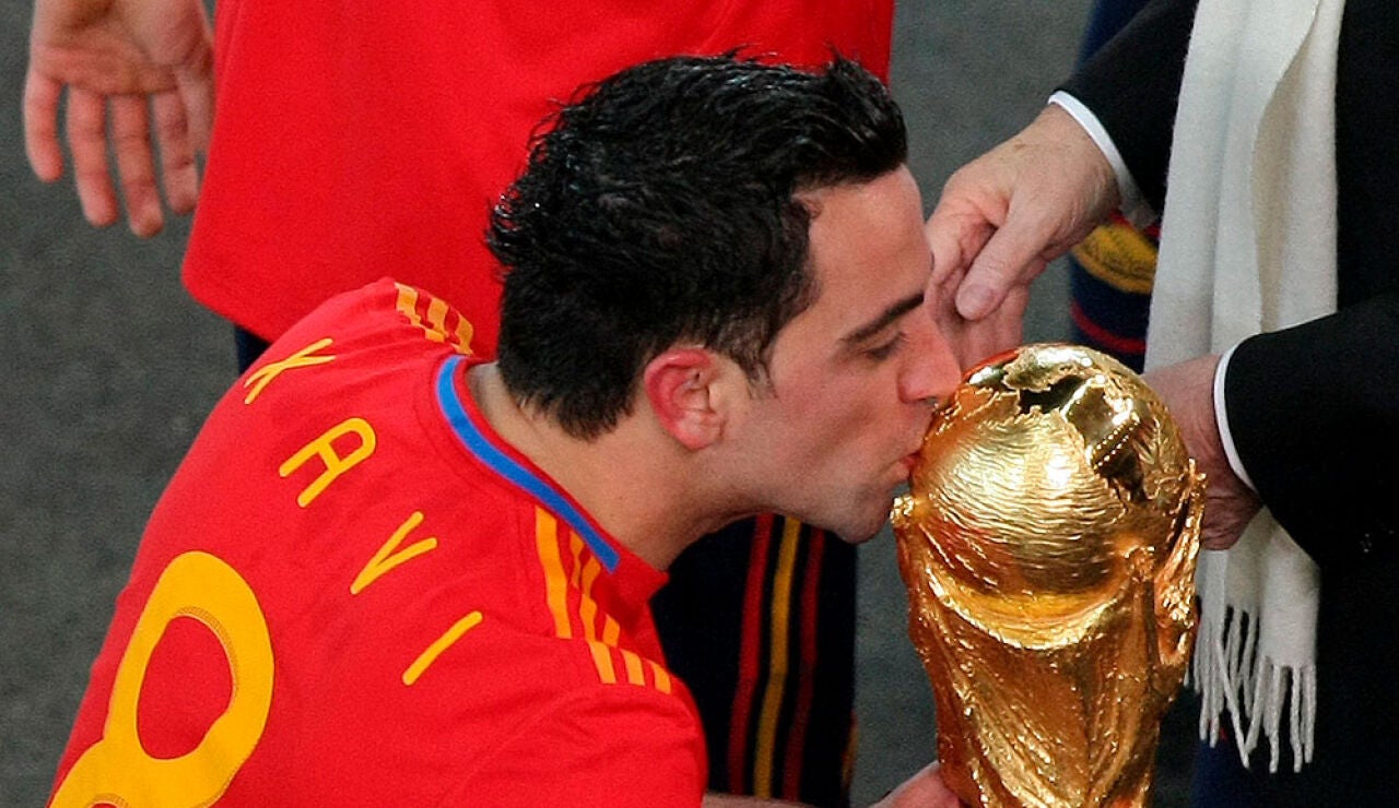 Xavi besa la Copa del Mundo 2010 lograda en Sud&aacute;frica