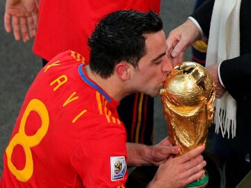Xavi besa la Copa del Mundo 2010 lograda en Sud&aacute;frica
