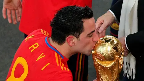 Xavi besa la Copa del Mundo 2010 lograda en Sudáfrica Xavi besa la Copa del Mundo 2010 lograda en Sudáfrica
