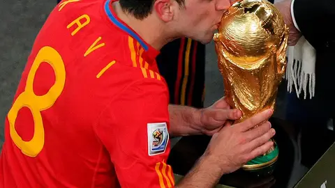 Xavi besa la Copa del Mundo 2010 lograda en Sudáfrica Xavi besa la Copa del Mundo 2010 lograda en Sudáfrica