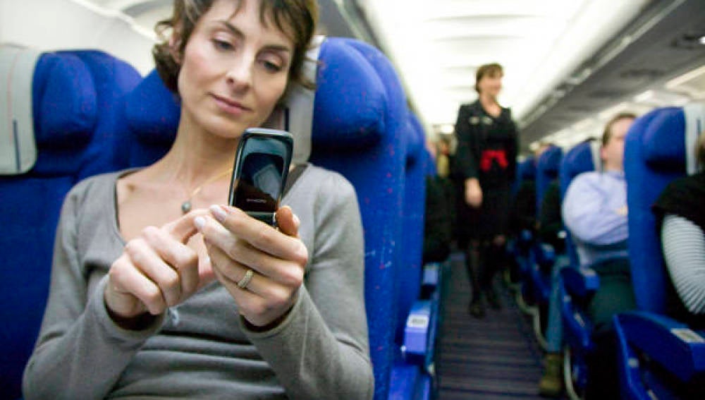 Usando el móvil en el avión