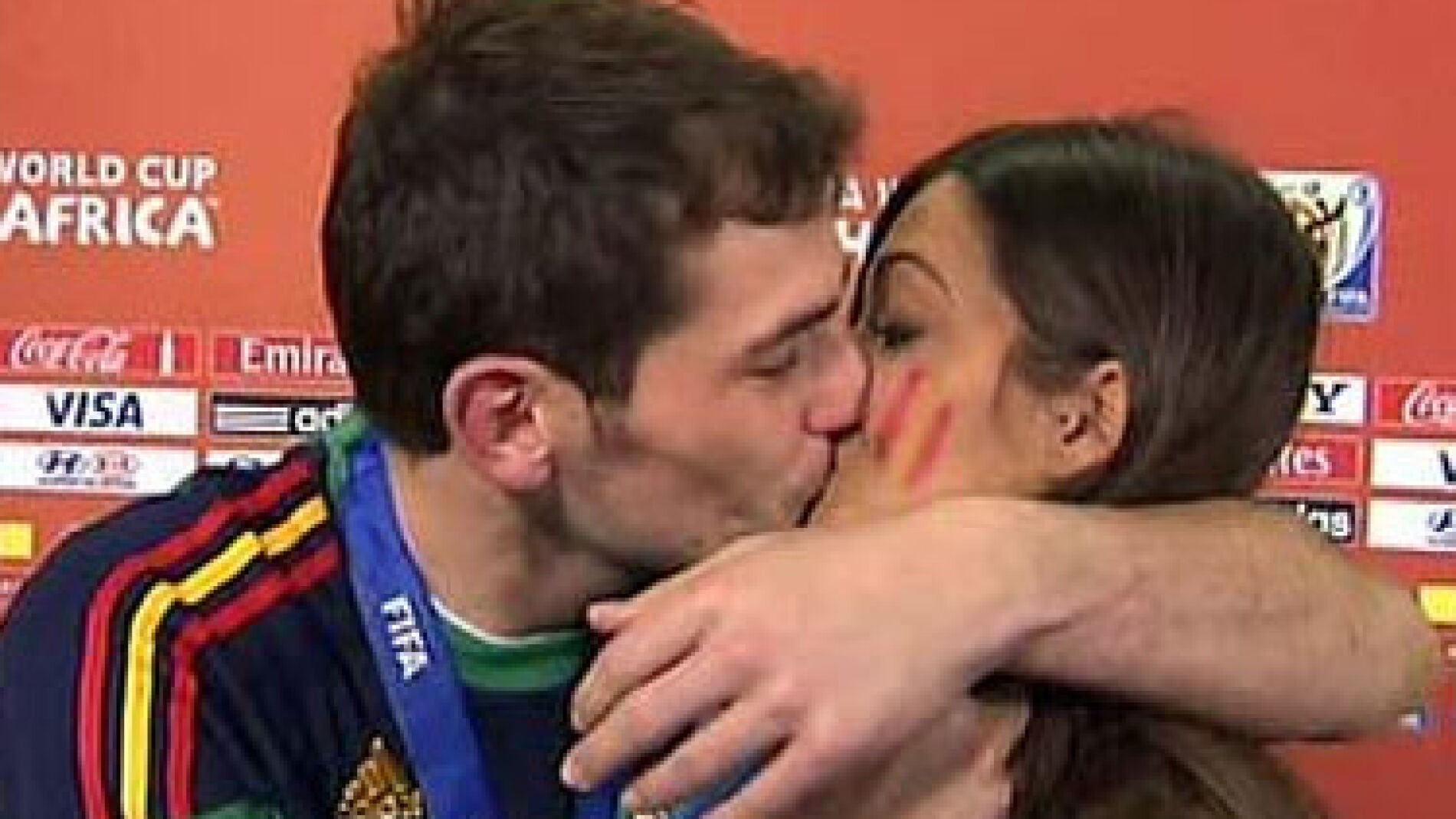 Carbonillas se dan un beso en directo