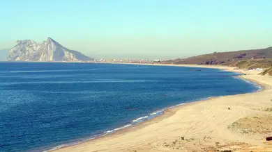 Reabierta al baño la playa de San Roque, desalojada al detectarse un tiburón Reabierta al baño la playa de San Roque, desalojada al detectarse un tiburón