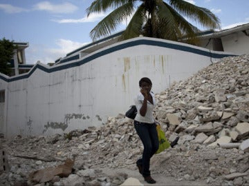 Seis meses después del terremoto, la ciudad sigue entre escombros