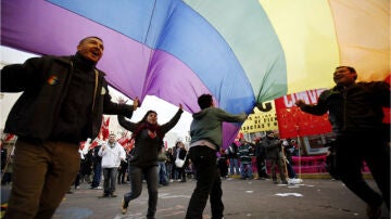 Asistentes al acto a favor del matrimonio homosexual celebrado frente al Senado argentino