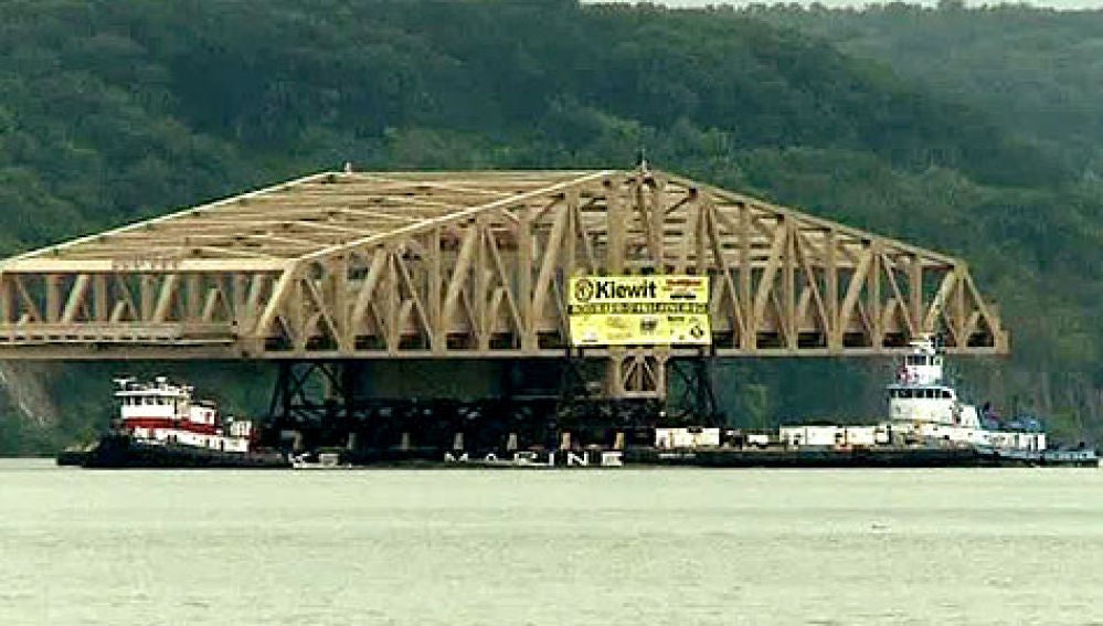 Traslado de un puente por el río Hudson