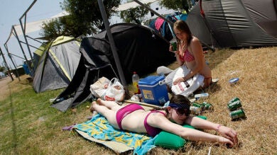 Benicássim prepara sus calles ante la llegada de 27.000 'fibers' diarios 