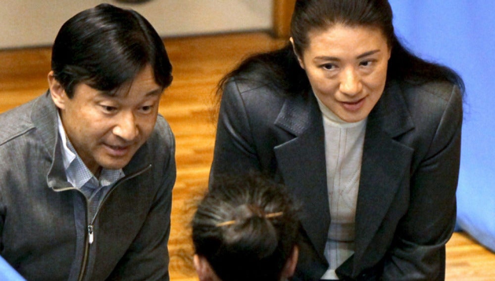El príncipe heredero Naruhito, y su esposa Masako visitan a los refugiados