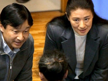 El príncipe heredero Naruhito, y su esposa Masako visitan a los refugiados