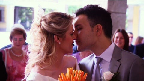 Una pareja cas&aacute;ndose