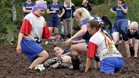 Fútbol sobre barro en Finlandia Fútbol sobre barro en Finlandia